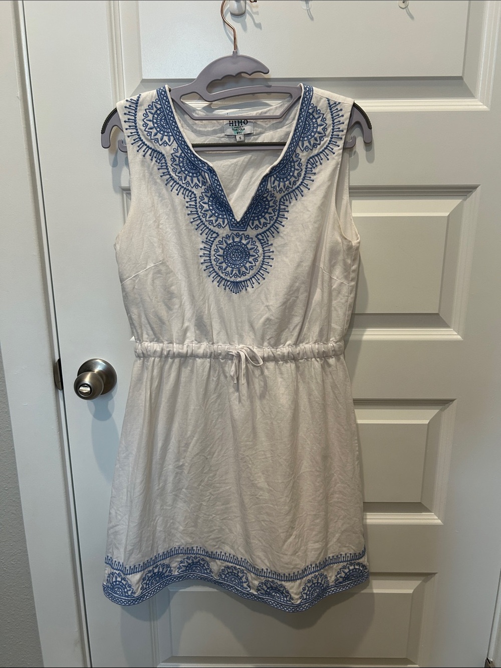 White Sleeveless Embroidered Cotton Dress with Blue Accents Size Small